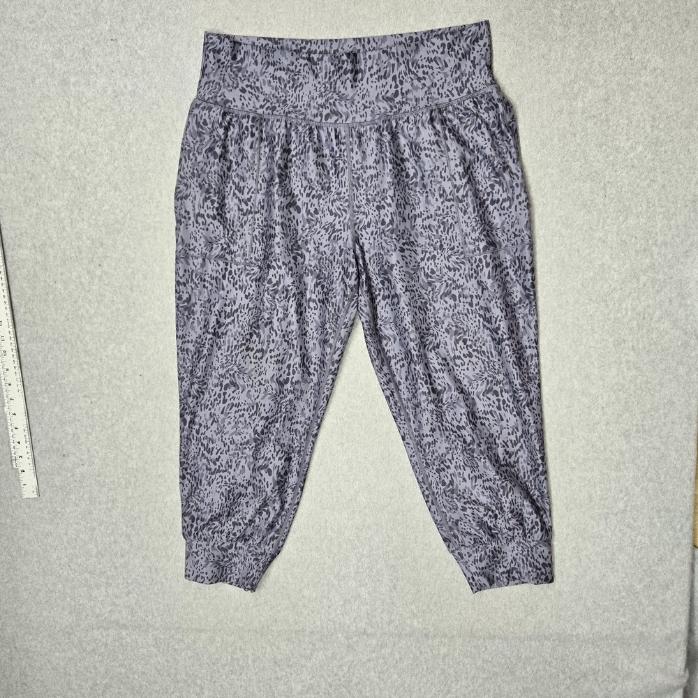 Athleta Women Pants XL Gray Jogger Animal Print Salutation Printed Crop